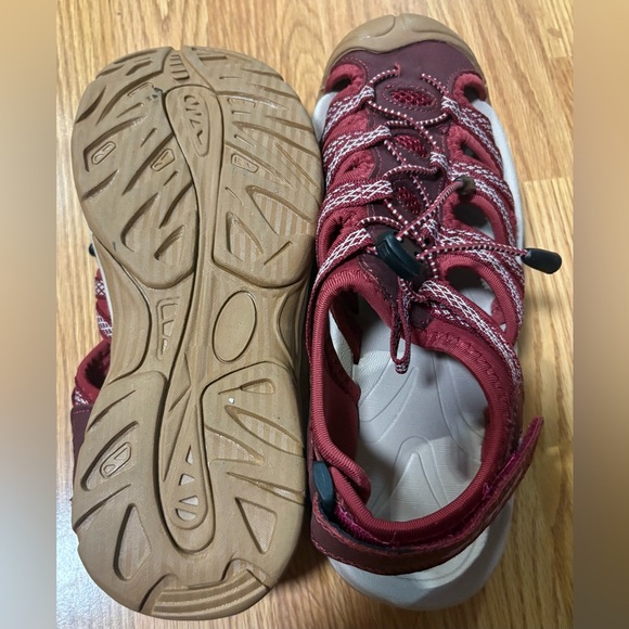 Women's Red Outdoor Sandals - Picture 5 of 6